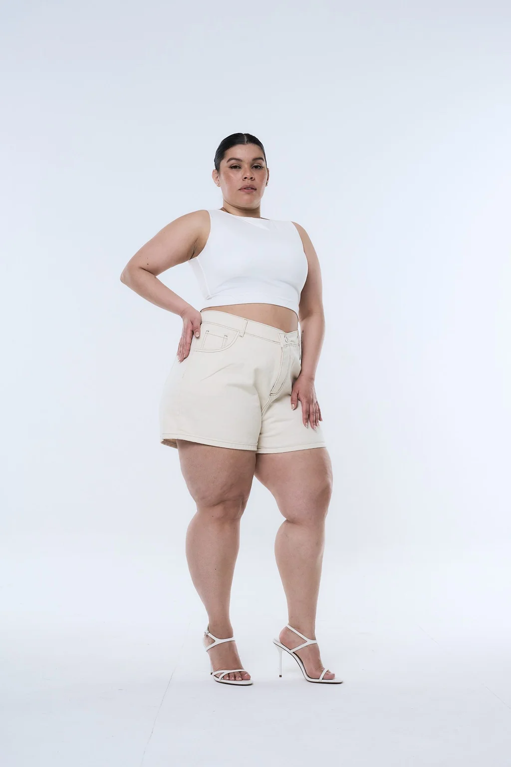SHORT BEIGE