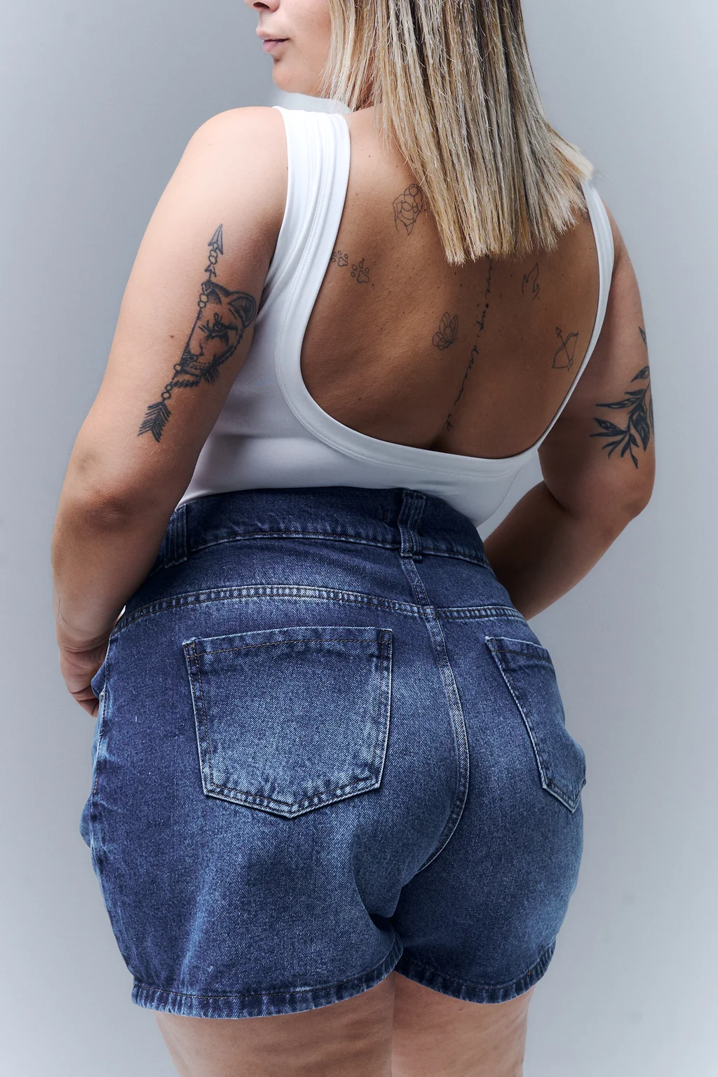 SHORT INDIGO CINTURA ANCHA BIGOTE RIGIDO