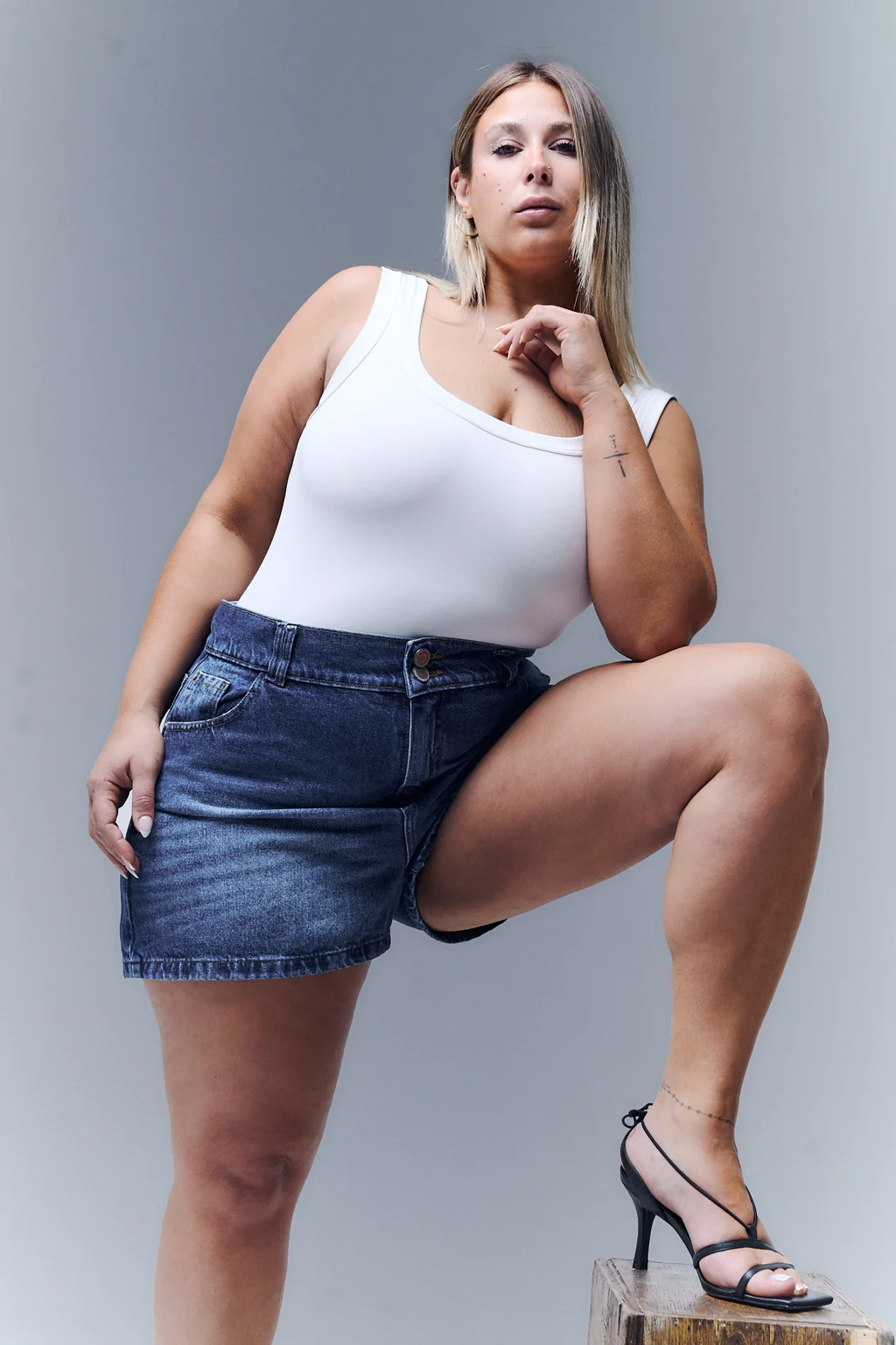 SHORT INDIGO CINTURA ANCHA BIGOTE RIGIDO