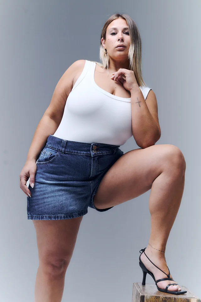 SHORT INDIGO CINTURA ANCHA BIGOTE RIGIDO