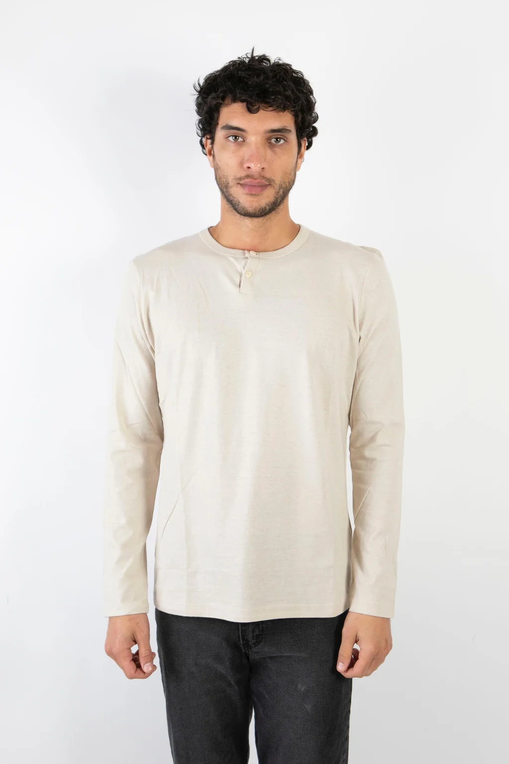 90238 - REMERA CON BOTONES MNG LARGA
