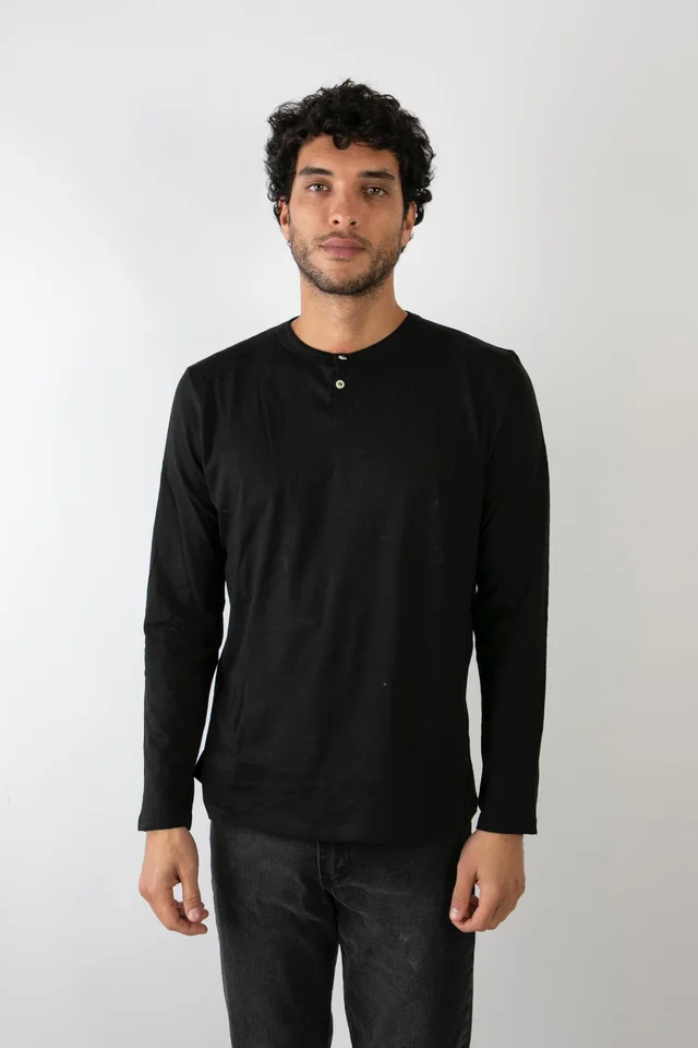 90238 - REMERA CON BOTONES MNG LARGA
