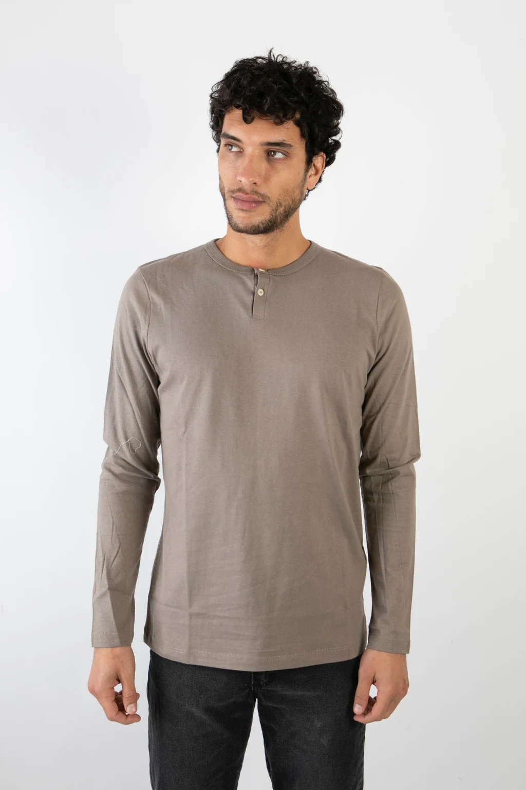 90238 - REMERA CON BOTONES MNG LARGA