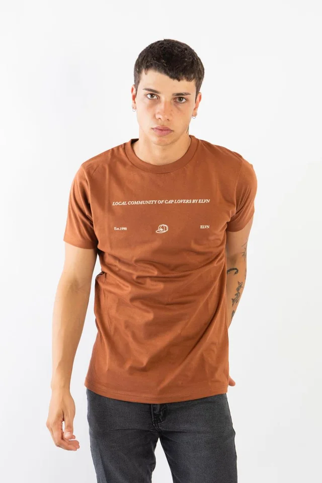 84470 - REMERA CAP LOVERS CLUB DOBLE EST 24/1 BERLIN