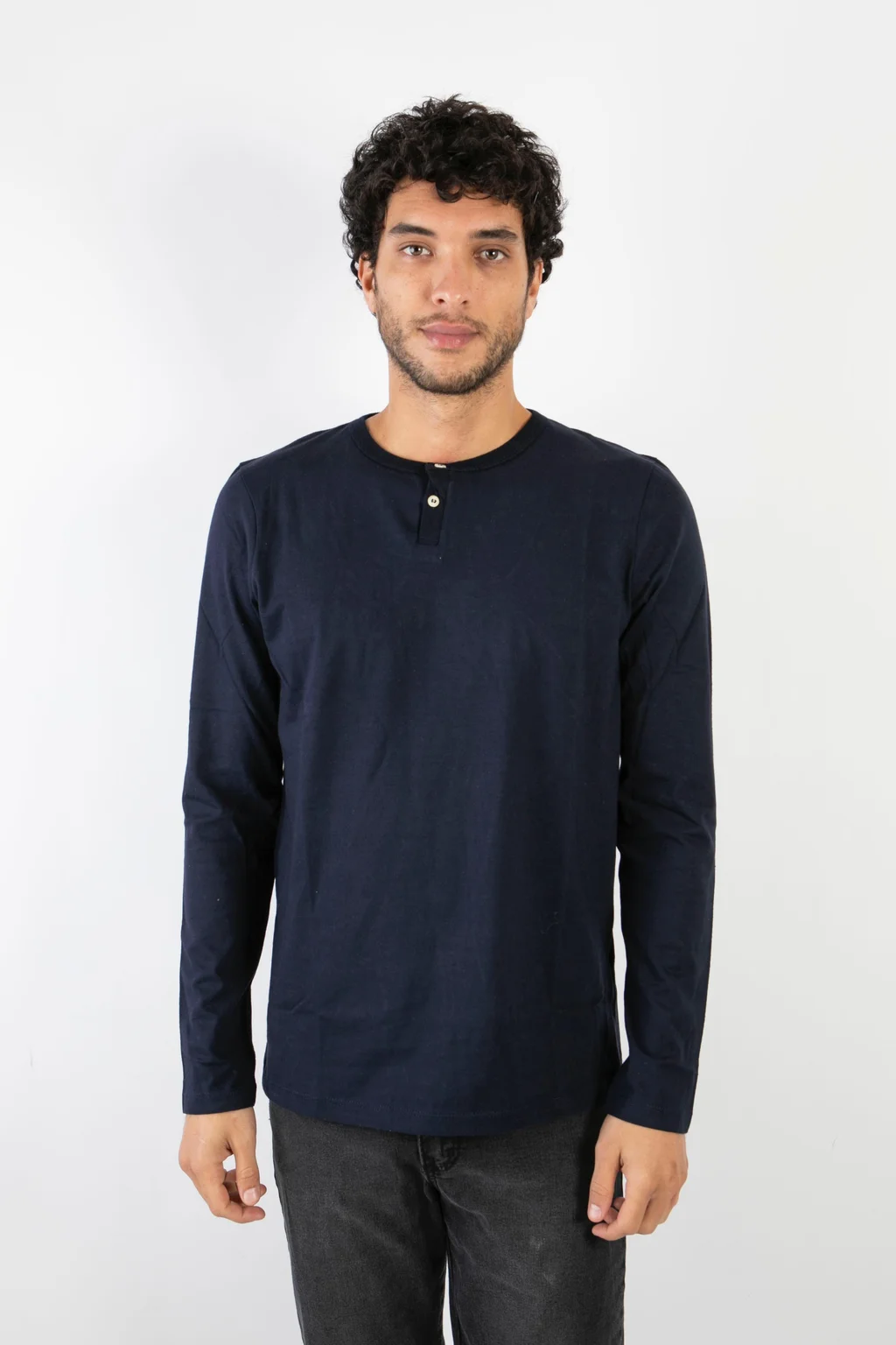 90238 - REMERA CON BOTONES MNG LARGA