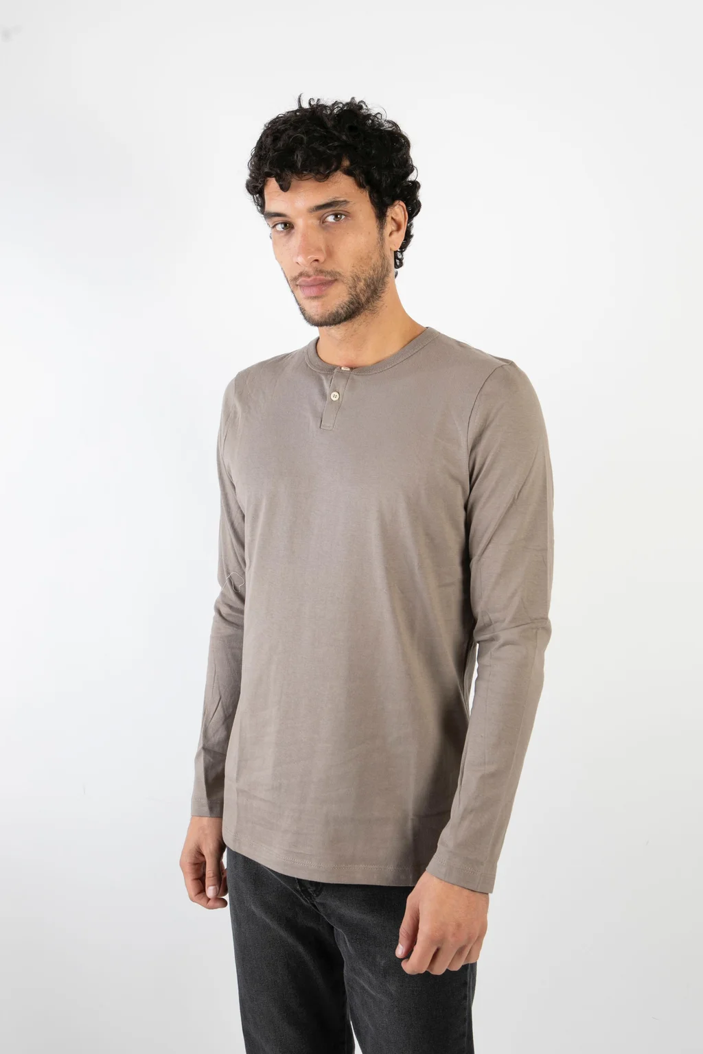 90238 - REMERA CON BOTONES MNG LARGA