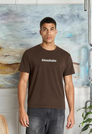 85409 - REMERA BERLIN 24/1 ELVN STUDIOS DOBLE ESTAMPA - Vista 1