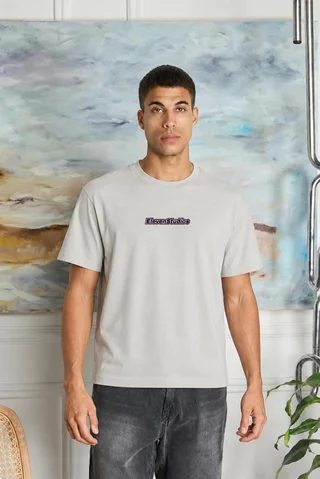 85409 - REMERA BERLIN 24/1 ELVN STUDIOS DOBLE ESTAMPA - Vista 3