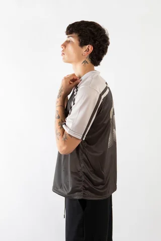 84419 - REMERA TIPO FUTBOL CUELLO V - Vista 5