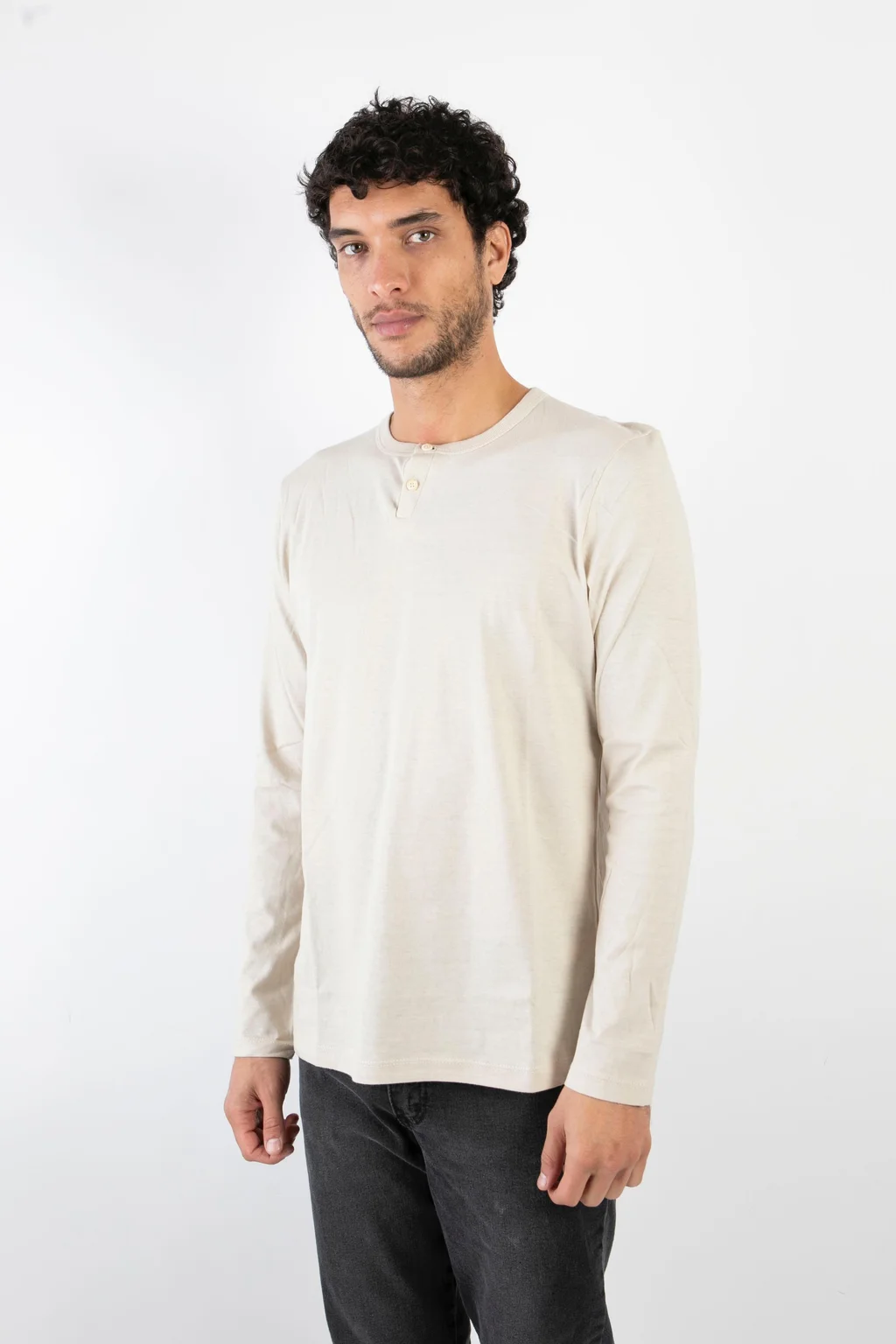 90238 - REMERA CON BOTONES MNG LARGA
