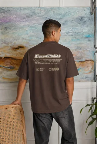 85409 - REMERA BERLIN 24/1 ELVN STUDIOS DOBLE ESTAMPA - Vista 2