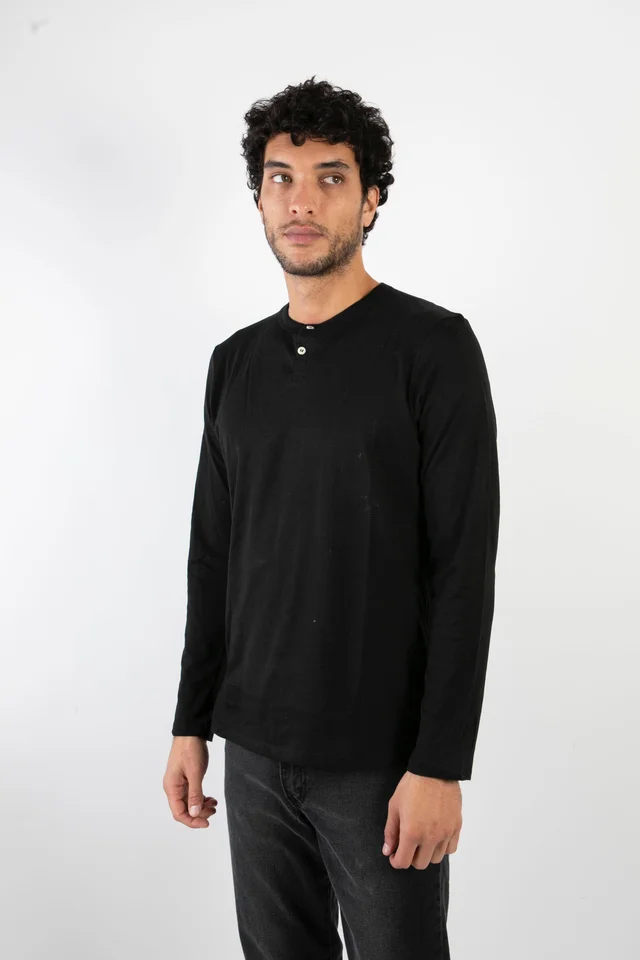 90238 - REMERA CON BOTONES MNG LARGA