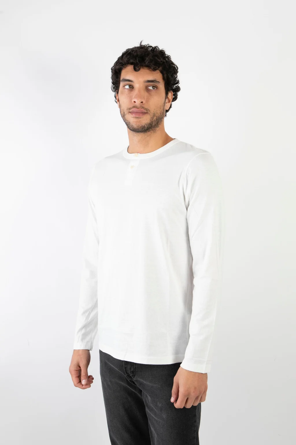 90238 - REMERA CON BOTONES MNG LARGA