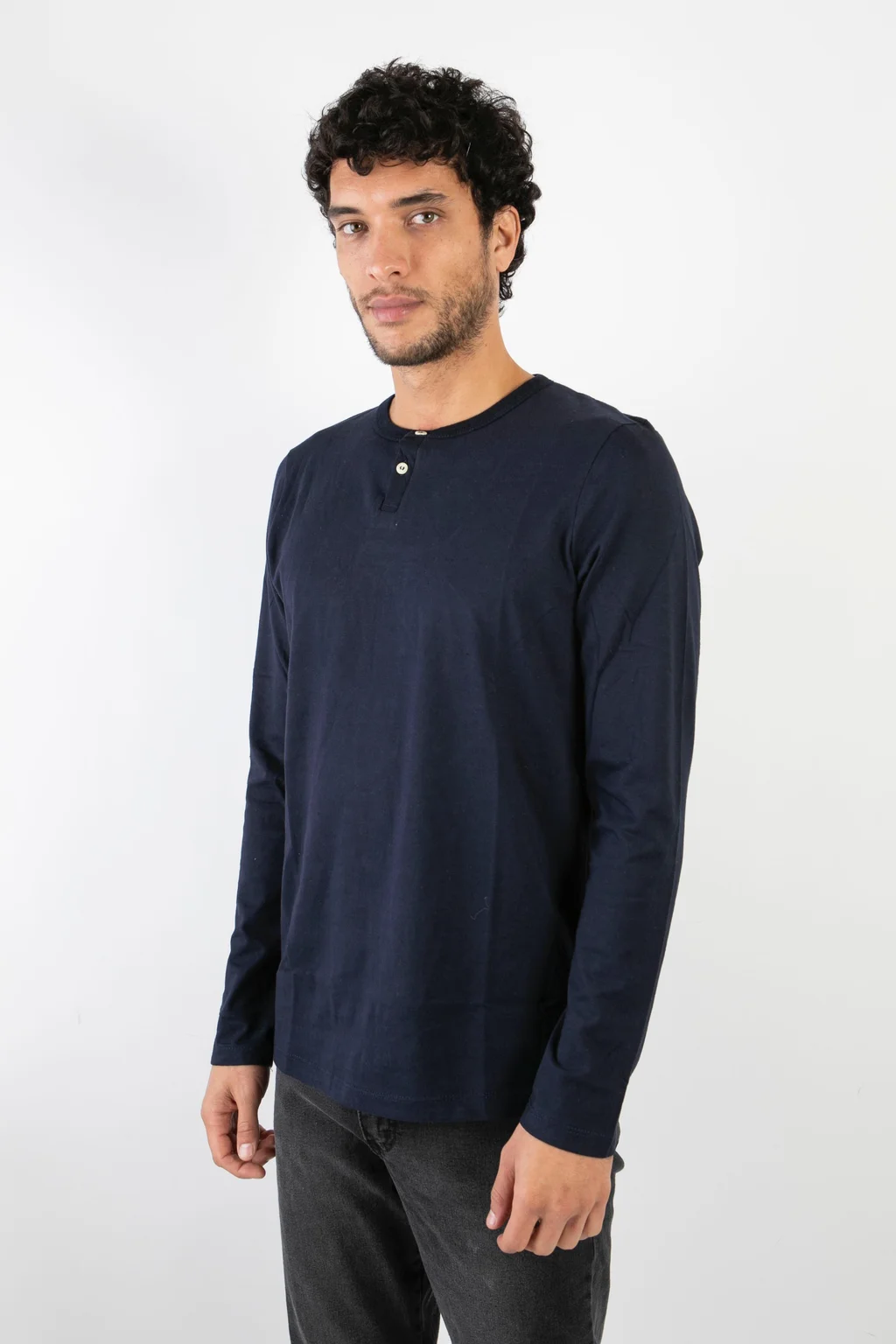 90238 - REMERA CON BOTONES MNG LARGA