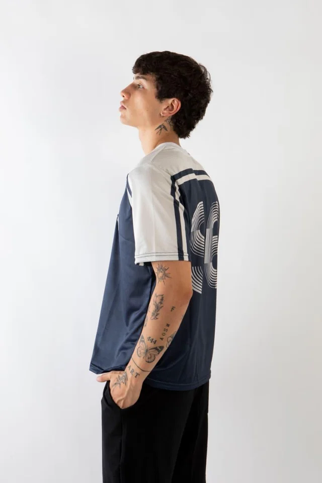 84419 - REMERA TIPO FUTBOL CUELLO V