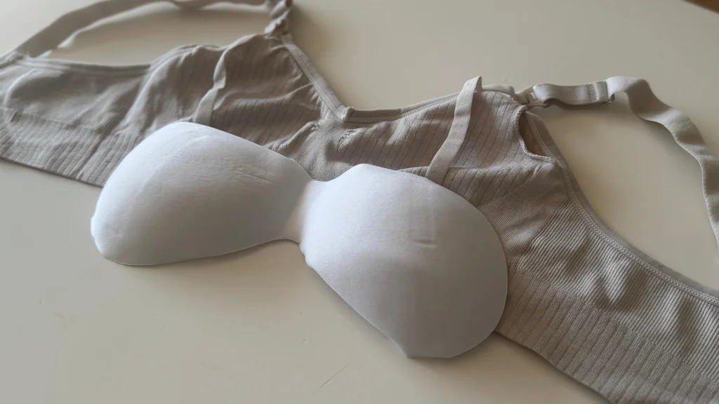 corpiño sin costura deportivo con trama y taza soft desmontable