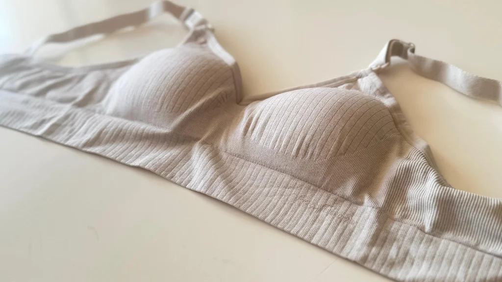 corpiño sin costura deportivo con trama y taza soft desmontable