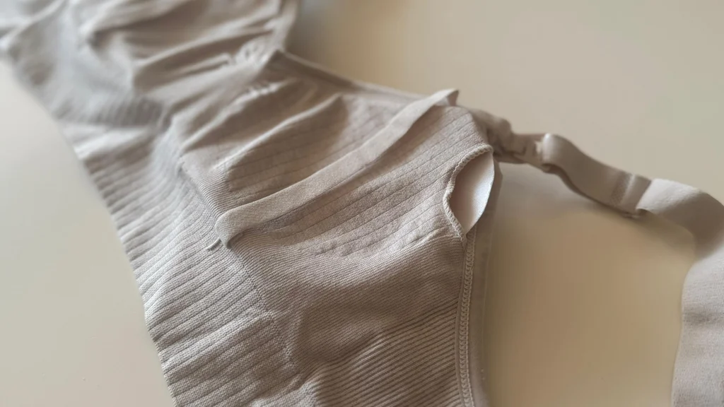 corpiño sin costura deportivo con trama y taza soft desmontable