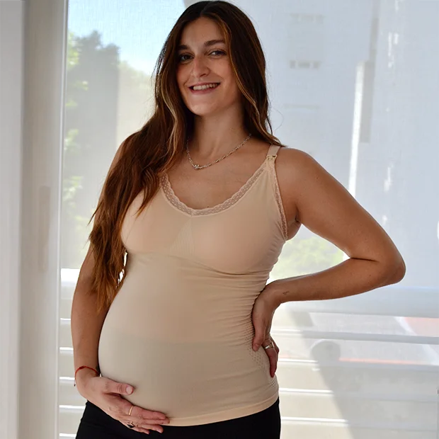 CAMISETA SIN COSTURA CON PUNTILLA EN ESCOTE Y ENTALLADO EN LA TERAL CON GANCHO DESMONTABLE PARA AMAMANTAR