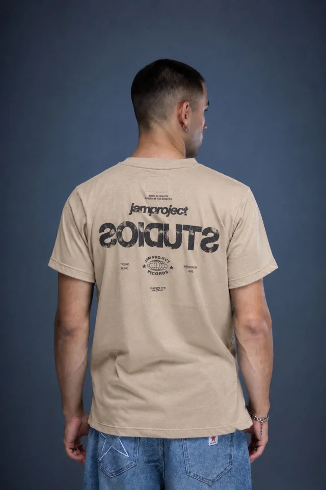 60450 - REMERA JACARANDA STUDIOS DBL ESTAMPA