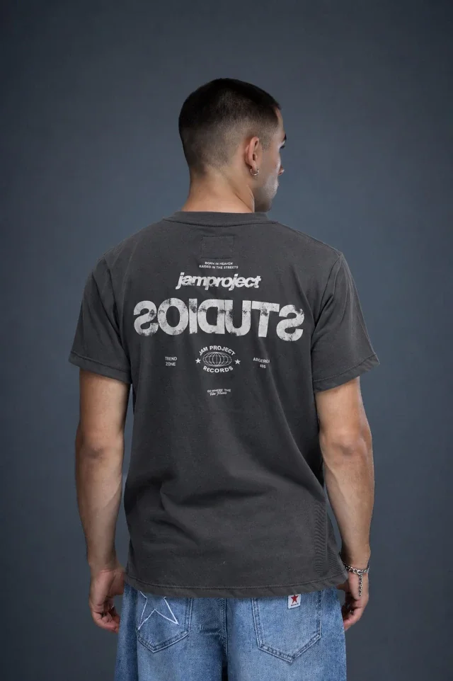 60450 - REMERA JACARANDA STUDIOS DBL ESTAMPA