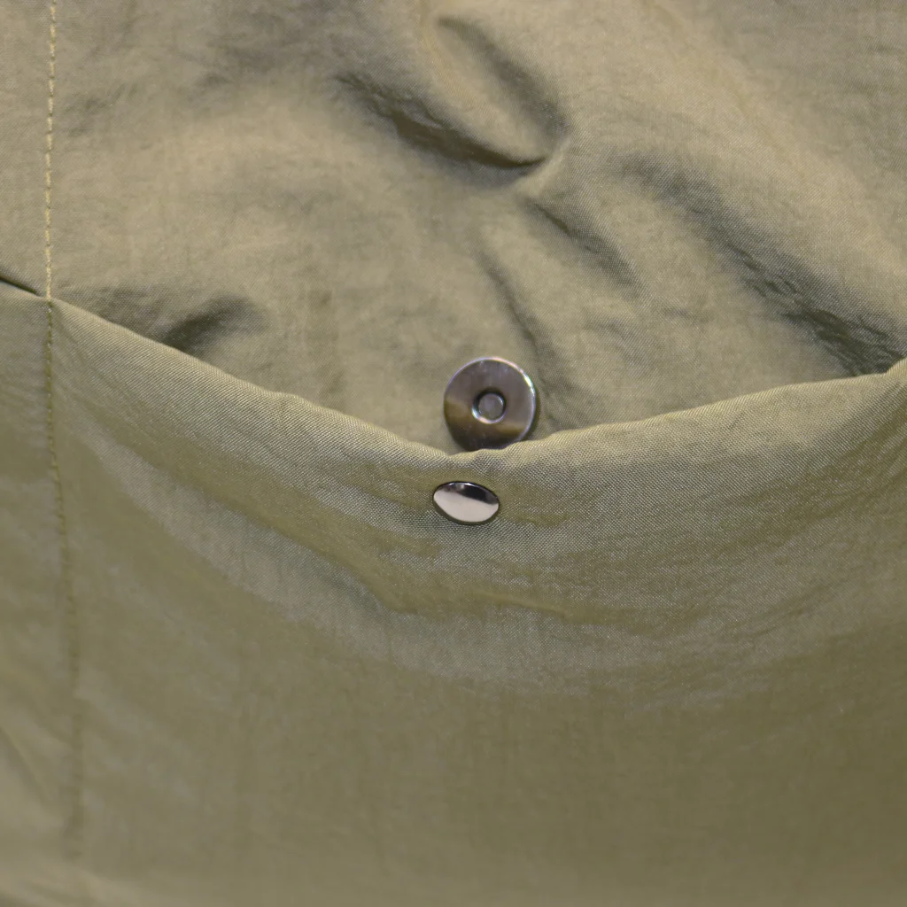#271052MG - Tote bag puffer con boton verde