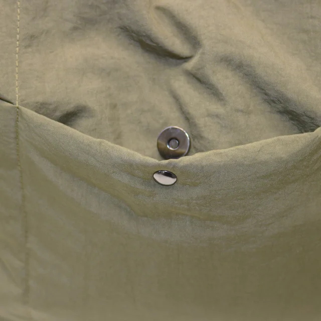 #271052MG - Tote bag puffer con boton verde