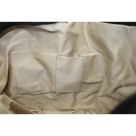 #271052bk - Tote bag puffer con boton negro