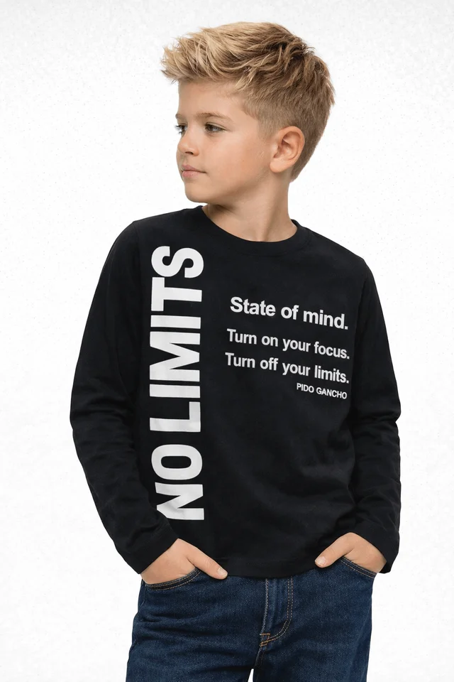 Remera manga larga de varón con estampa vertical en frente ¨no limits¨