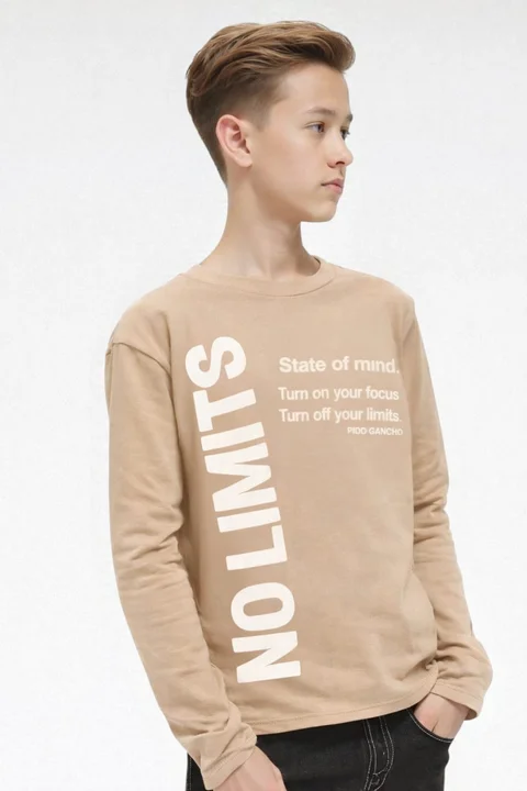 Remera manga larga de varón con estampa vertical en frente ¨no limits¨