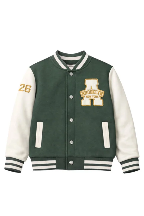 Campera universitaria de niño con aplique y doble bordado con cuello, puños y cintura tejida