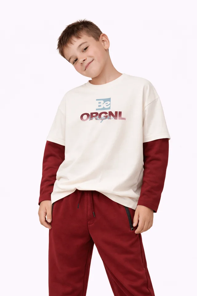 Remera semi oversize con sobremanga caida combinada con estampa degrade