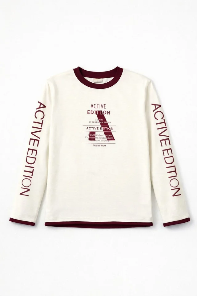 Remera de niño combinada en cuello, mangas y cintura con triple estampa en frente y mangas