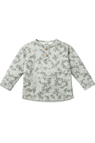 Buzo infantil de friza estampado camuflado con botones de coco - Vista 4