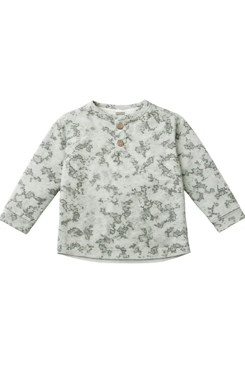 Buzo infantil de friza estampado camuflado con botones de coco