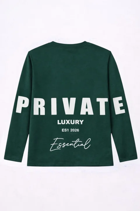 Remera con triple estampa en frente, espalda y mangas que forman ¨private¨