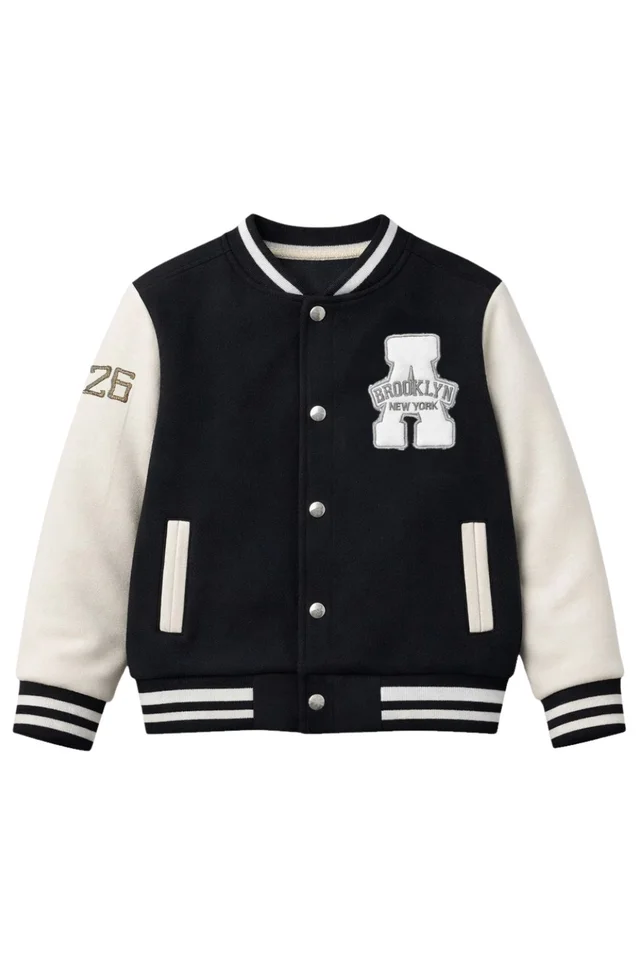 Campera universitaria de niño con aplique y doble bordado con cuello, puños y cintura tejida