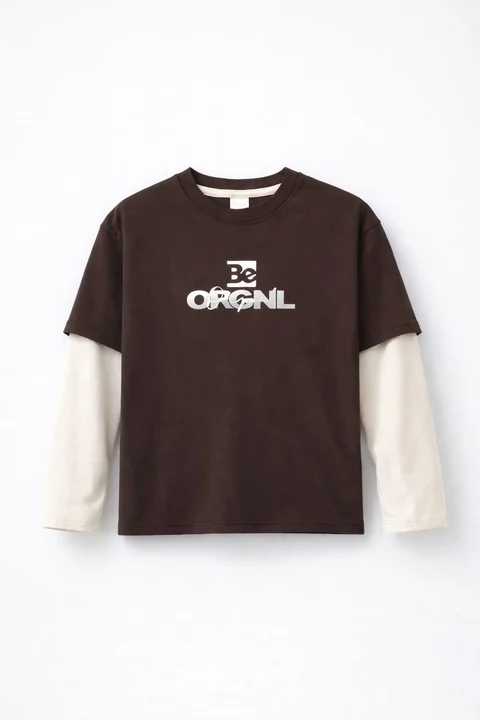 Remera semi oversize con sobremanga caida combinada con estampa degrade