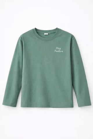 Remera de niño manga larga lisa con bordado “Stay Positive” al tono - Vista 3