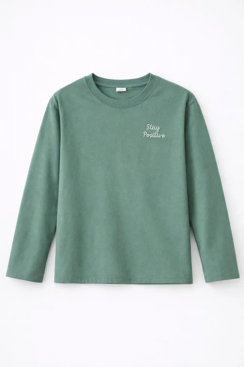 Remera de niño manga larga lisa con bordado “Stay Positive” al tono
