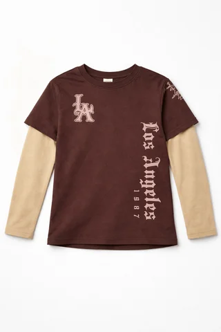 Remera de niño con sobremanga combinada estilo urbano con estampa en frente y manga ¨los angeles¨ - Vista 3