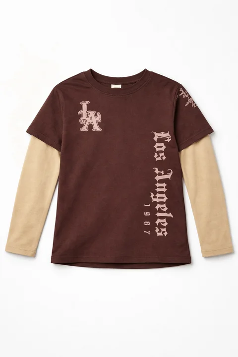 Remera de niño con sobremanga combinada estilo urbano con estampa en frente y manga ¨los angeles¨