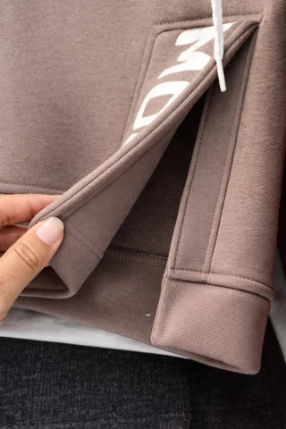 Buzo de friza de niña con capucha y apertura con estampa ¨one more¨ - Vista 6