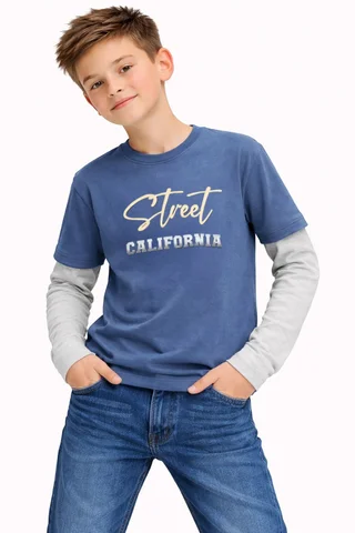 Remera manga larga de niño con sobremanga combinada con estampa ¨street¨ en relieve al tono - Vista 1