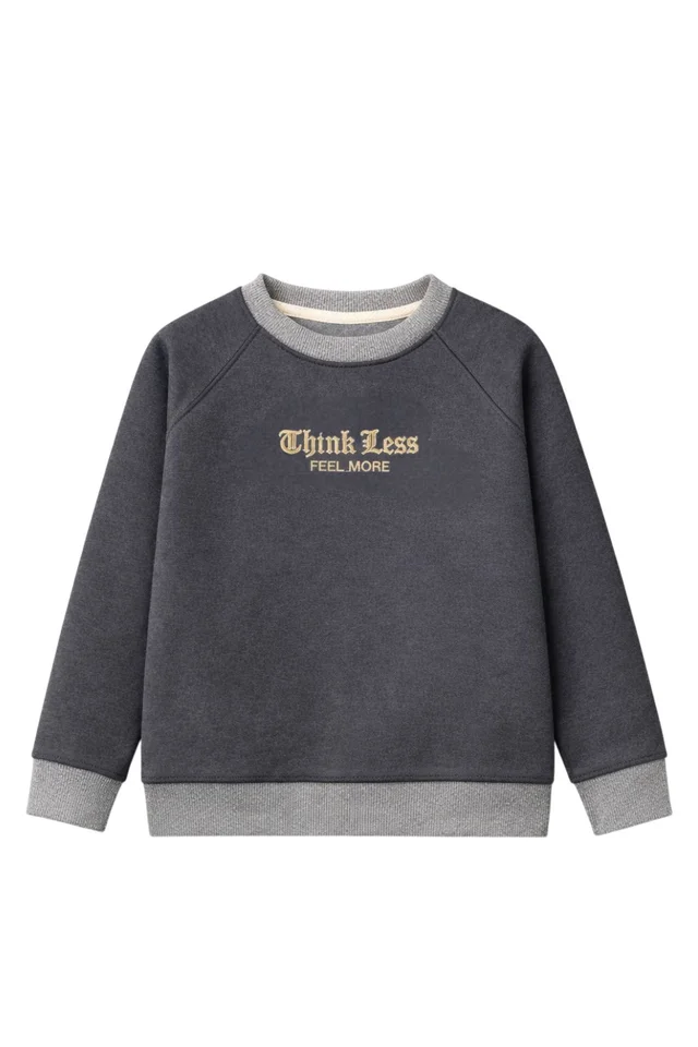 Buzo de niño de Friza Clásico Bordado “Think Less”