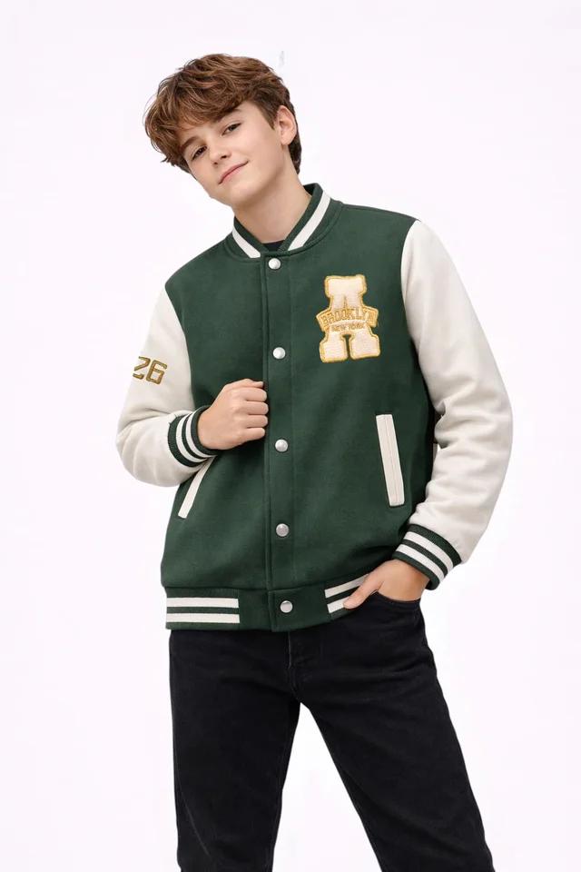 Campera universitaria de teen con aplique y doble bordado con cuello, puños y cintura tejida