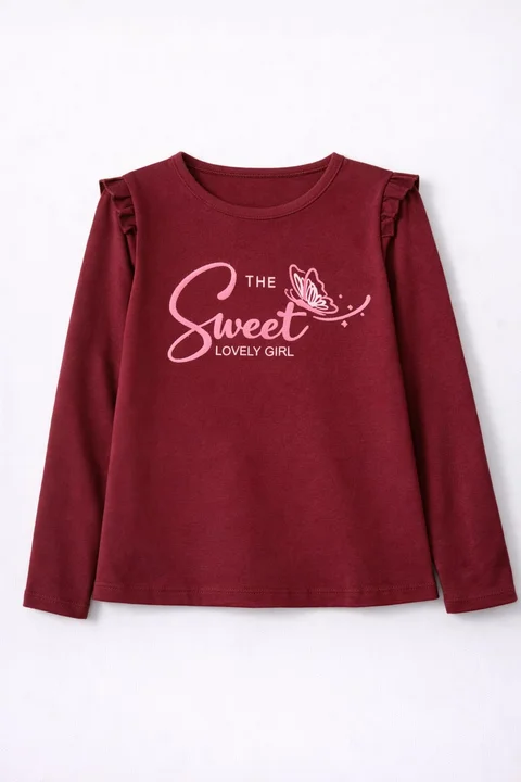 Remera de nena manga larga con volados en hombros y estampa “sweet” en relieve