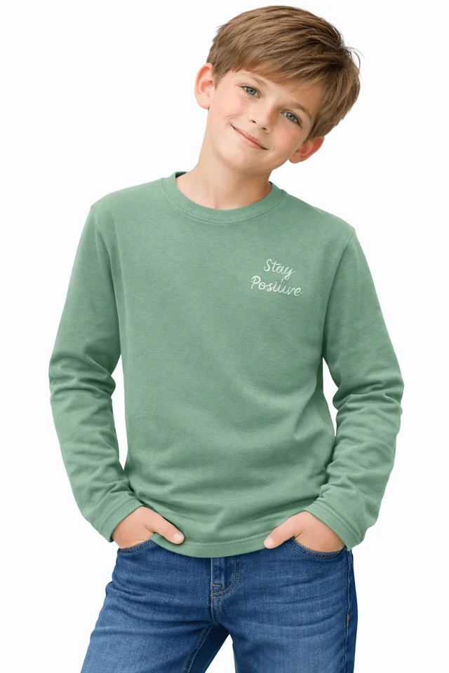 Remera de niño manga larga lisa con bordado “Stay Positive” al tono