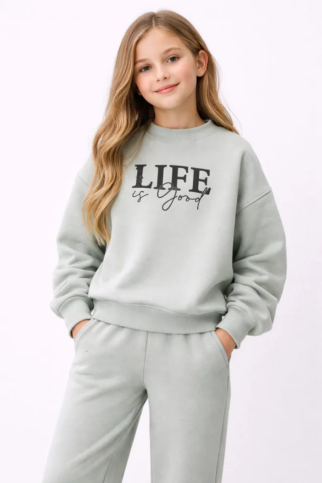 Buzo de friza de niña con estampa “Life” y mangas caídas