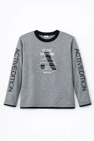 Remera de niño combinada en cuello, mangas y cintura con triple estampa en frente y mangas - Vista 5